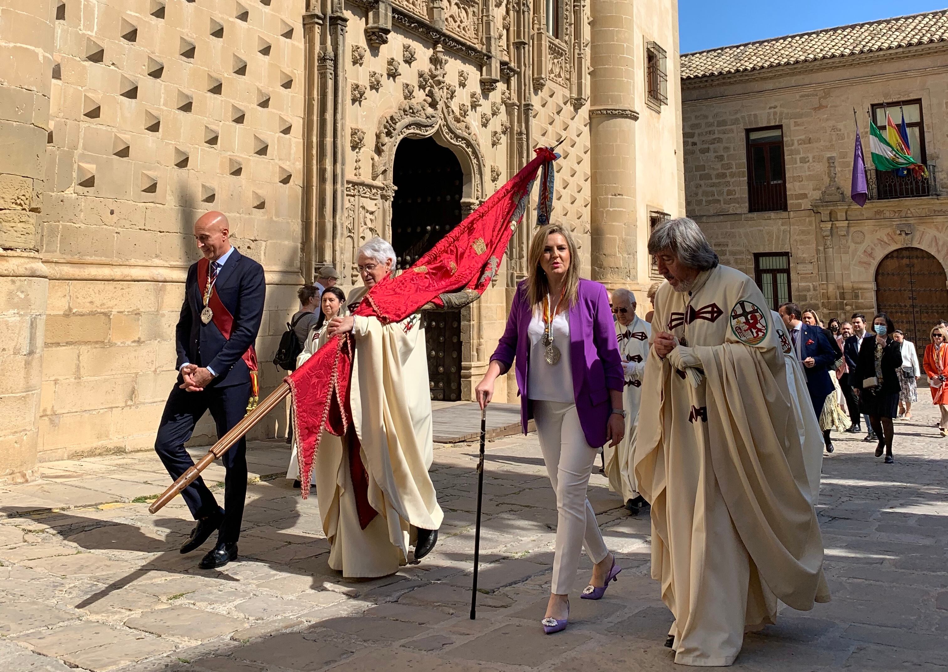 Los alcaldes caminan en procesión cívica hasta la Santa Iglesia Catedral de Baeza