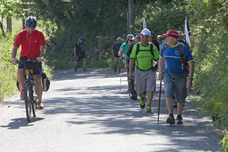 GRA184. PONTEVEDRA, 04-07-2016.- Un grupo de setenta peregrinos, autodenominados &quot;pingüirinos&quot;, ha iniciado hoy en Pontevedra el último tramo del Camino Antártico, un itinerario entre la Base Antártica Española (BAE) Gabriel de Castilla y Santiago de Comp