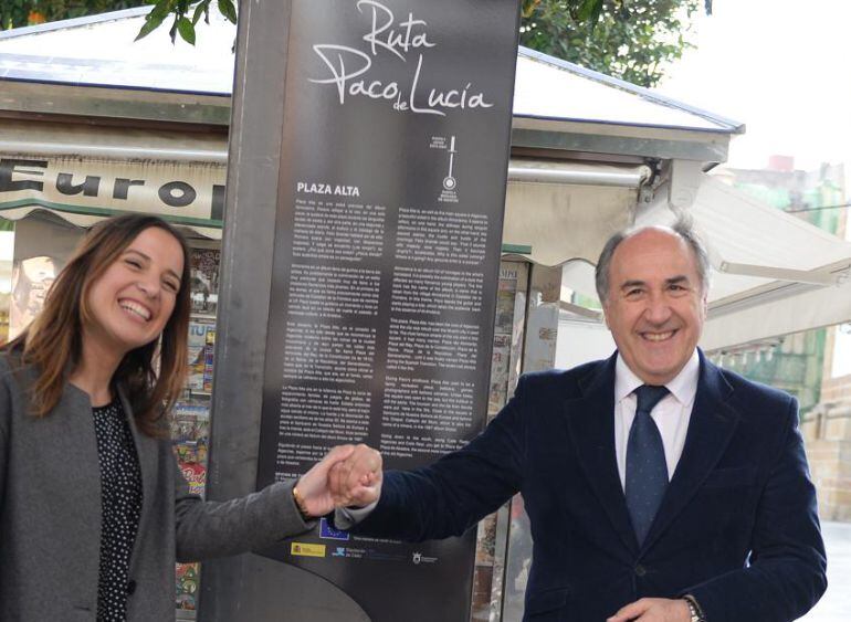 La diputada provincial de Empleo, Ana Carrera, y el alcade de Algeciras, José Ignacio Landaluce, inauguraban en diciembre de 2015 los monolitos que indican la Rurta Paco de Lucía.