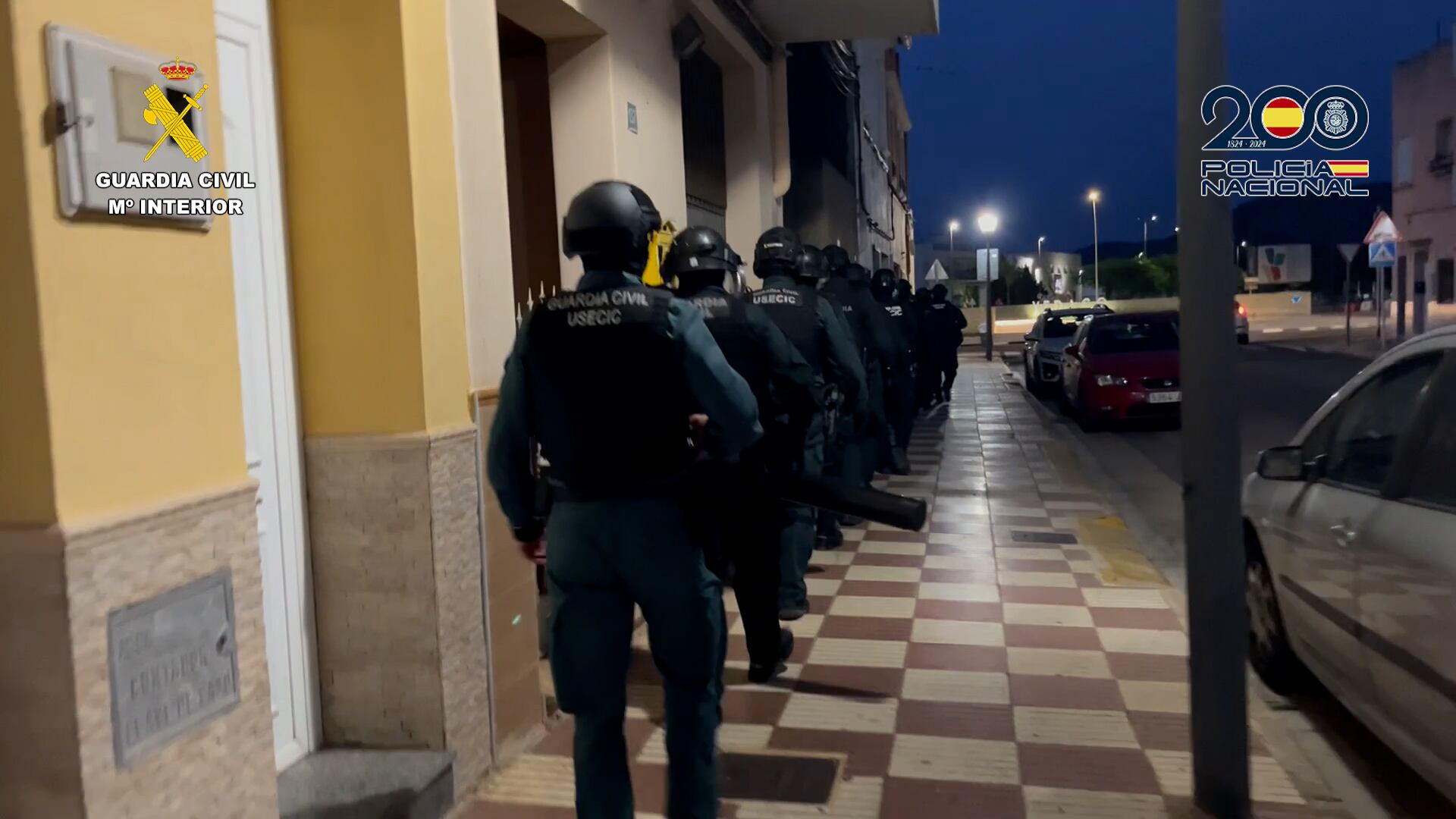 Agentes de la Guardia Civil durante el operativo en Gandia