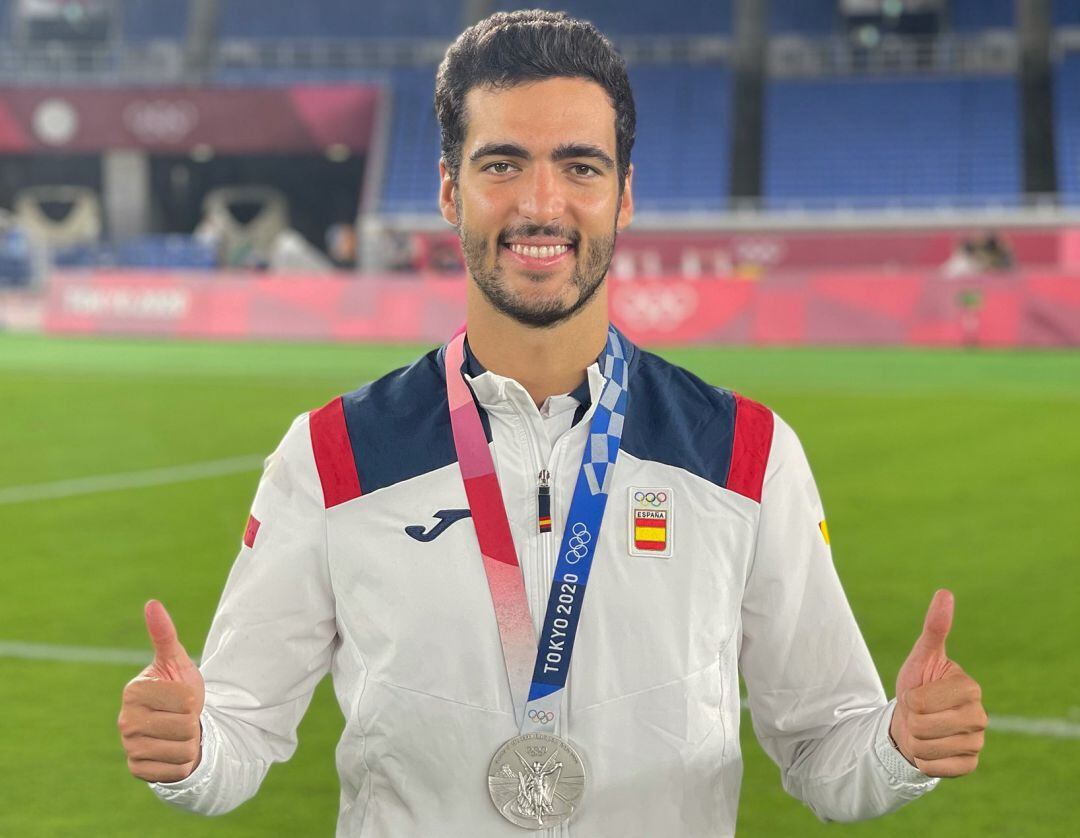 Merino posa orgulloso con su medalla de plata en Tokio