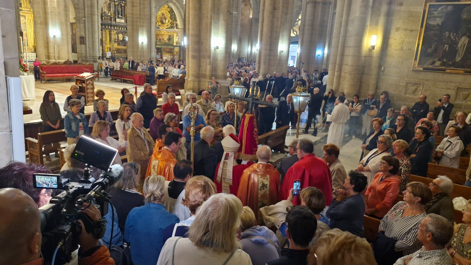 Procesión con el Santo Cristo de los Milagros por el interior de la Catedral de Huesca