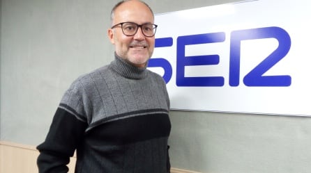 Gabriel Segura en el estudio de Radio Elda SER