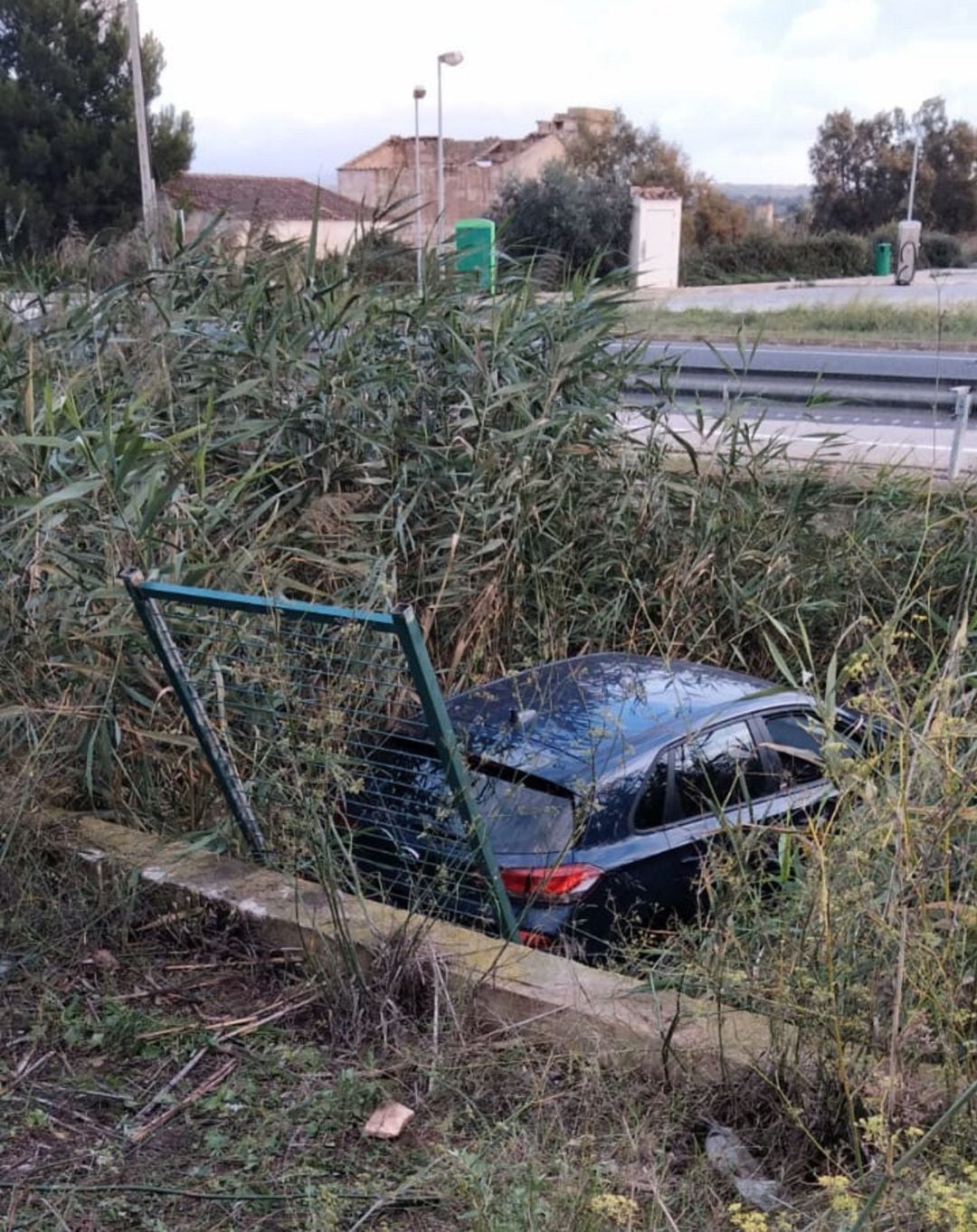 Vehículo precipitado en el torrente de Son Oms.