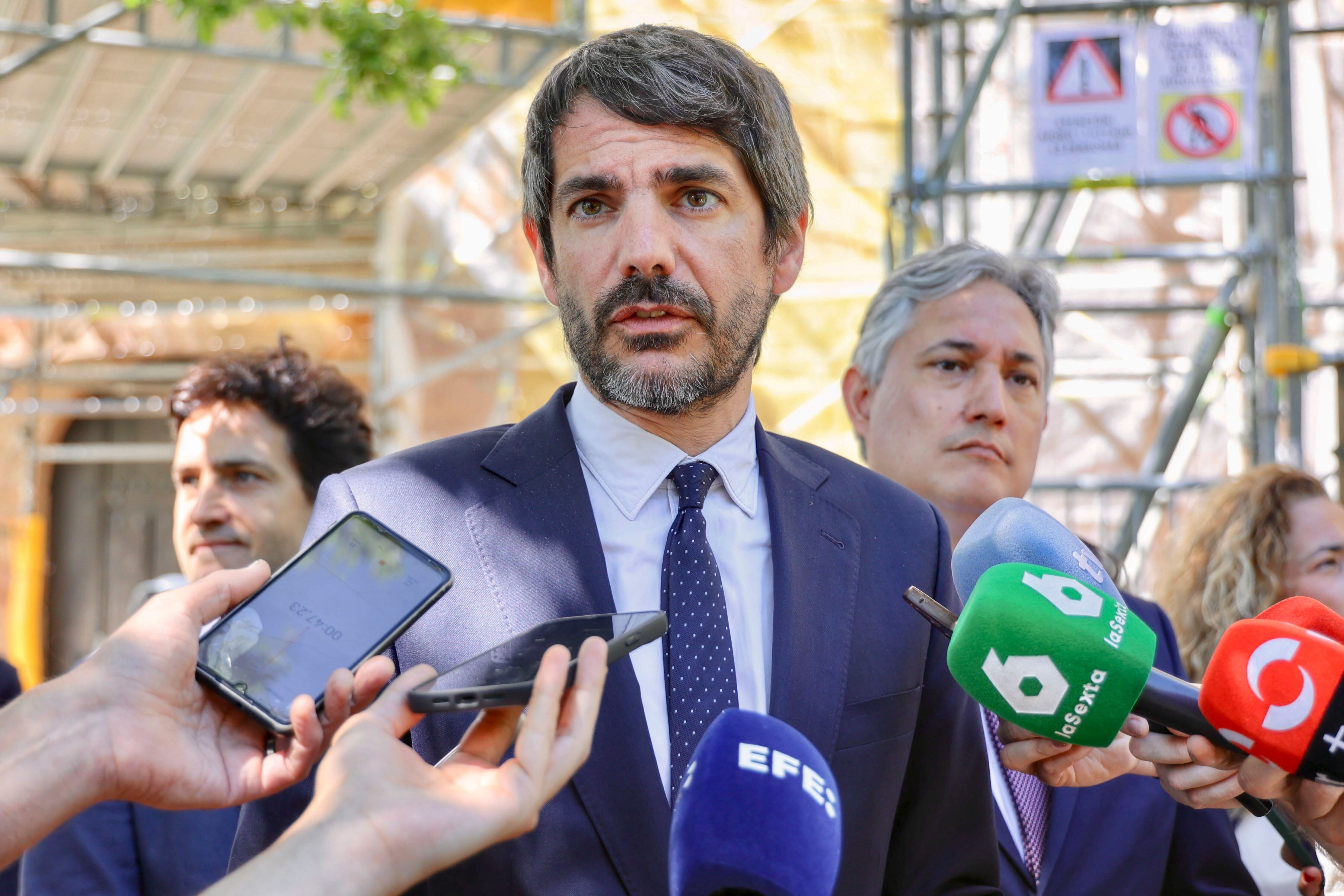 SAN MILLÁN DE LA COGOLLA, 29/05/2025.- El ministro de Cultura, Ernest Urtasun, atiende a los medios con motivo de su visita al Monasterio de Suso, este jueves, en San Millán de la Cogolla. EFE/ Raquel Manzanares