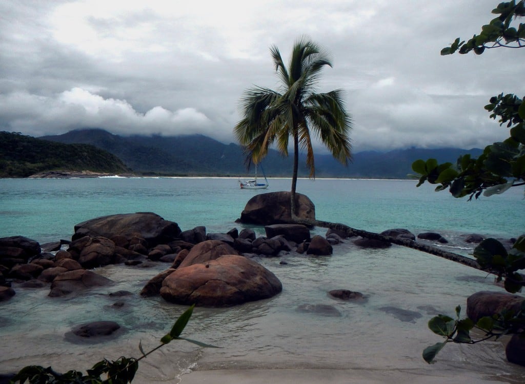 Paisaje tropical con el velero Archibald al fondo.