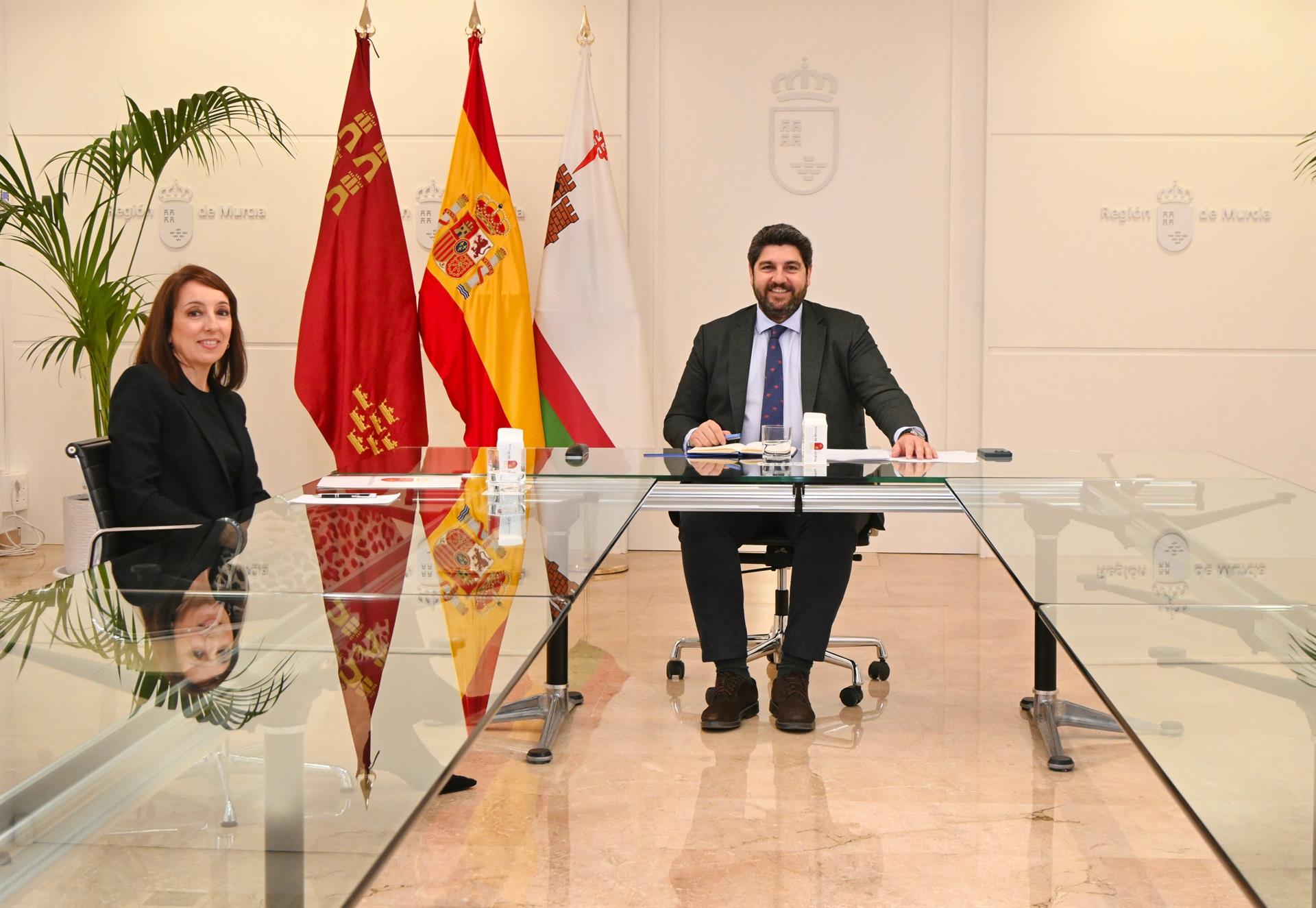 El presidente del Ejecutivo, Fernando López Miras, y la alcaldesa de Bullas, María Dolores Muñoz Valverde, durante una reunión celebrada en el Palacio de San Esteban