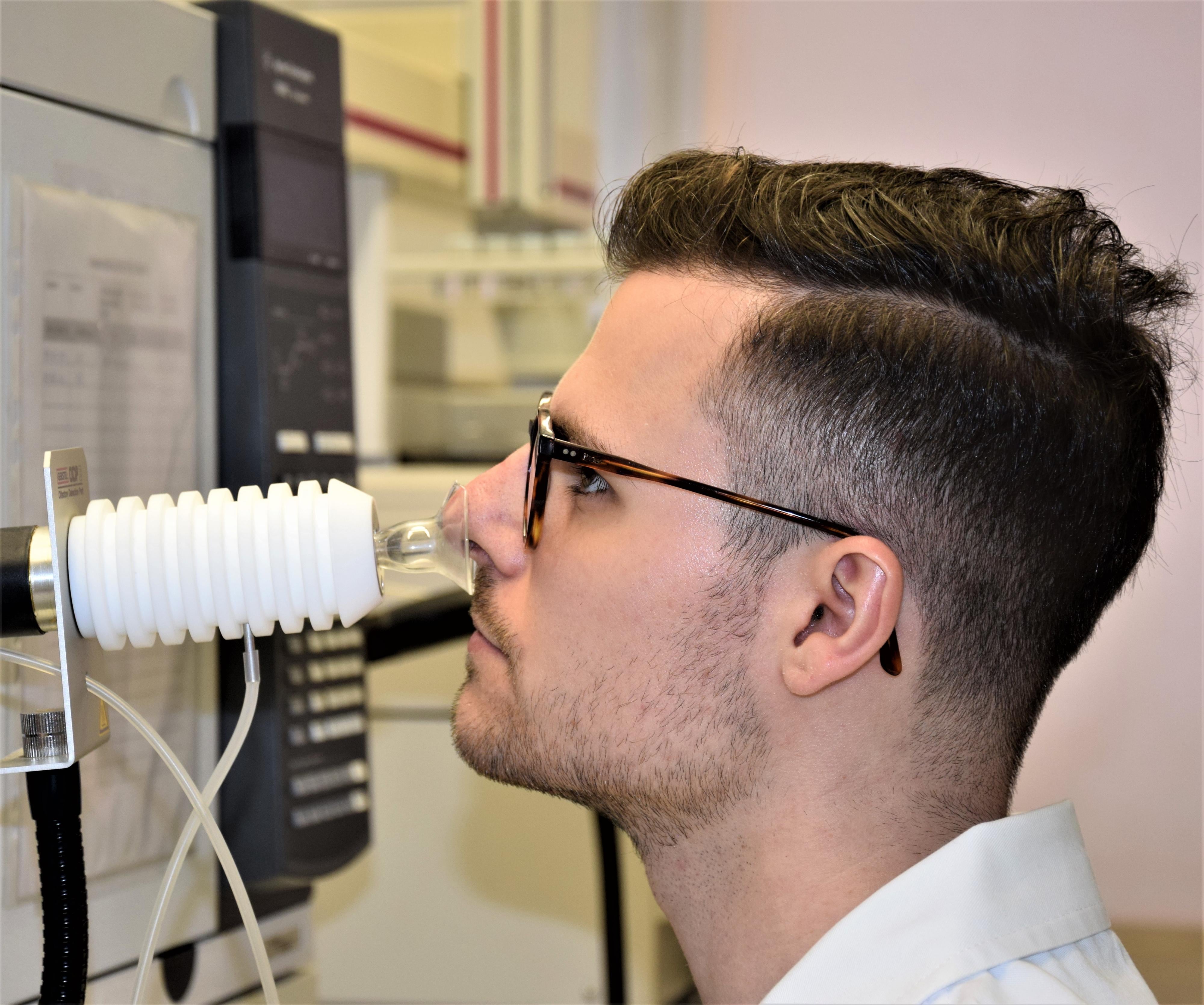 Uno de los investigadores utiliza la cromatografía de gases-olfatometría para centrar sus análisis en los compuestos activos para el olor. Crédito: Nicole Kornbausch.