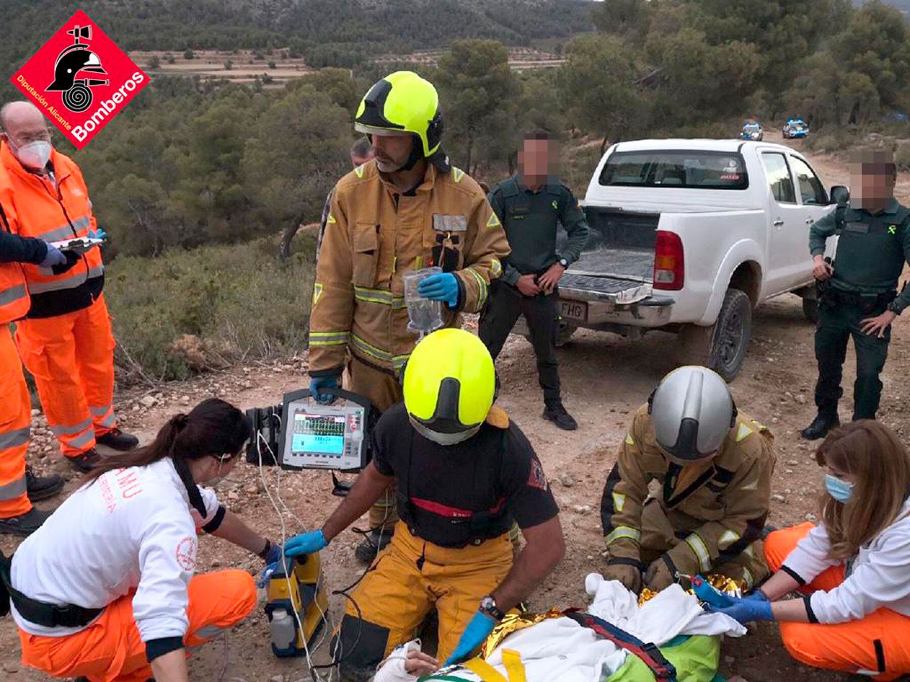 Un instante del suceso atendiendo a la persona herida