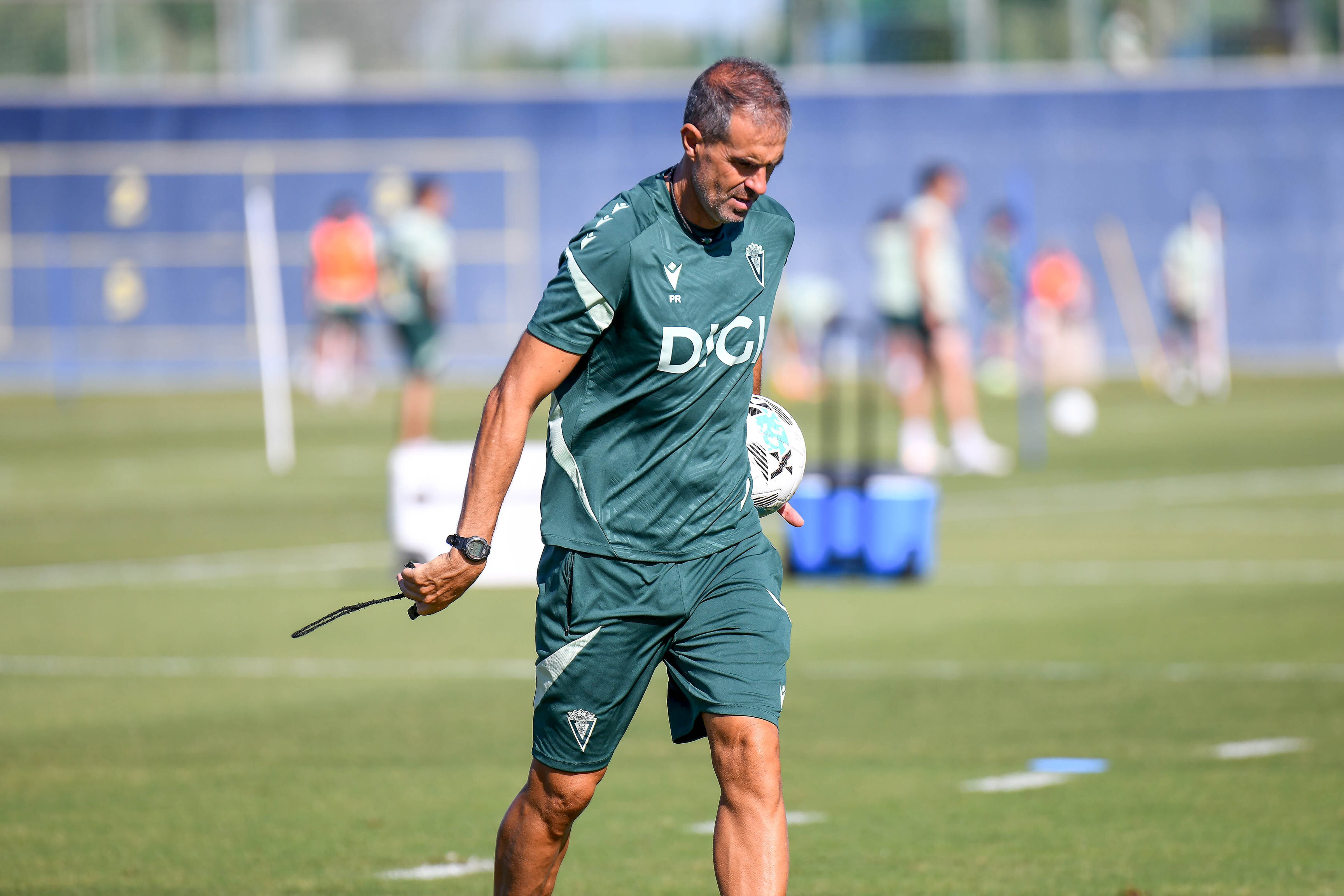 Gaizka Garitano en un entrenamiento en la Ciudad Deportiva Bahía de Cádiz.