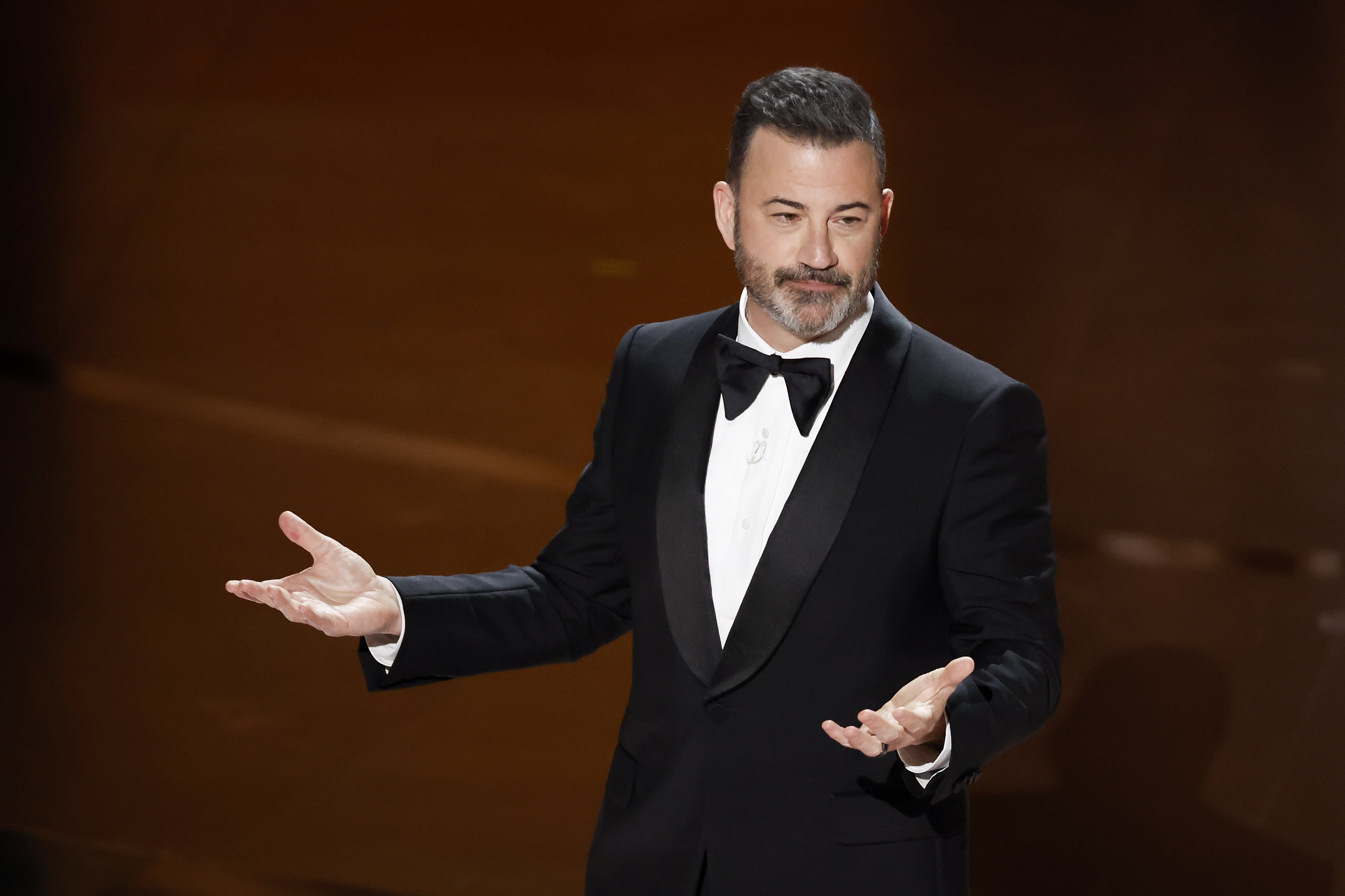 Fotografía de archivo del 10 de marzo de 2024 del presentador Jimmy Kimmel hablando durante la 96ª ceremonia anual de los Premios de la Academia en Los Ángeles (EE.UU).