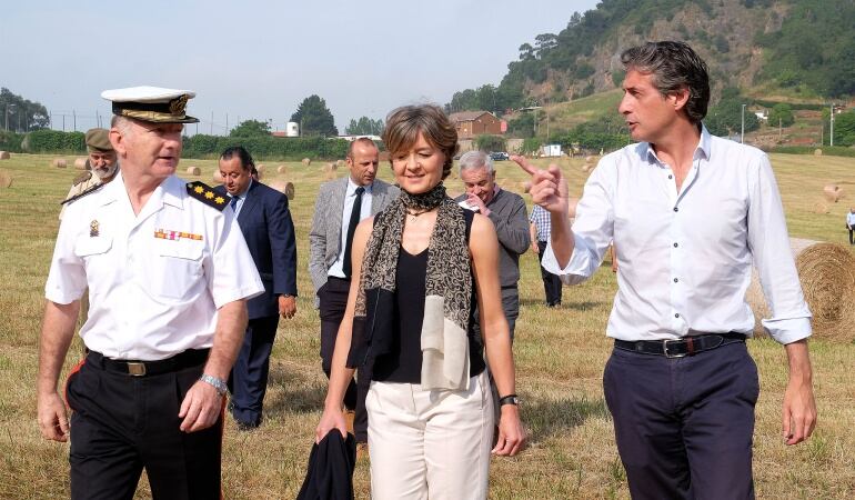 El delegado de Defensa, la ministra de Medio Ambiente y el alcalde de Santander durante la visita a la finca de La Remonta.