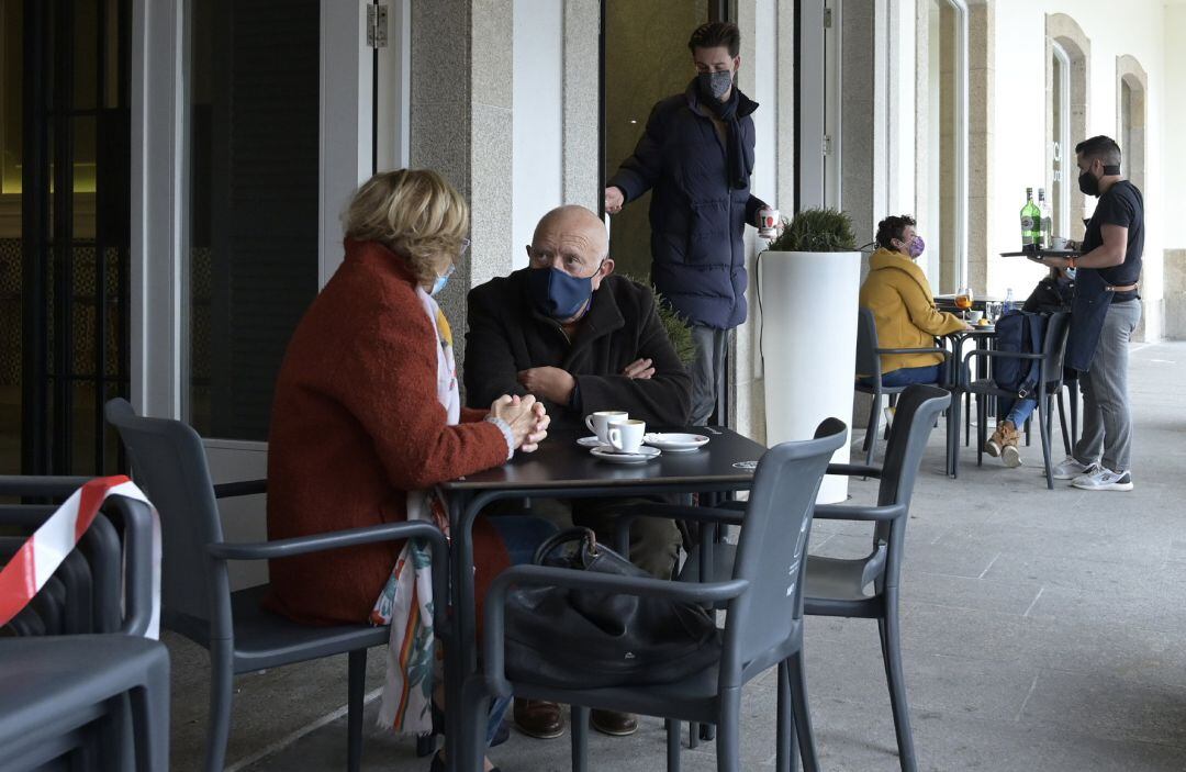Dos personas en la terraza de un restaurante, en A Coruña, Galicia (España), a 19 de marzo de 2021.