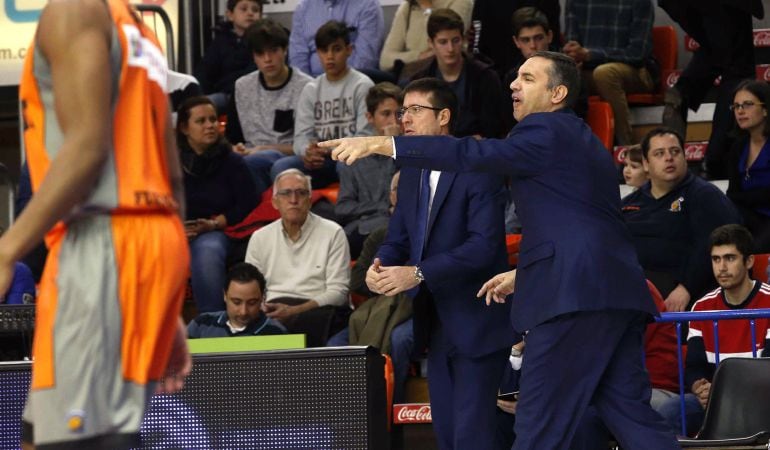 El entrenador del Montakit Fuenlabrada, Jota Cuspinera y el entrenador del Valencia Basket, Pedro Martínez 