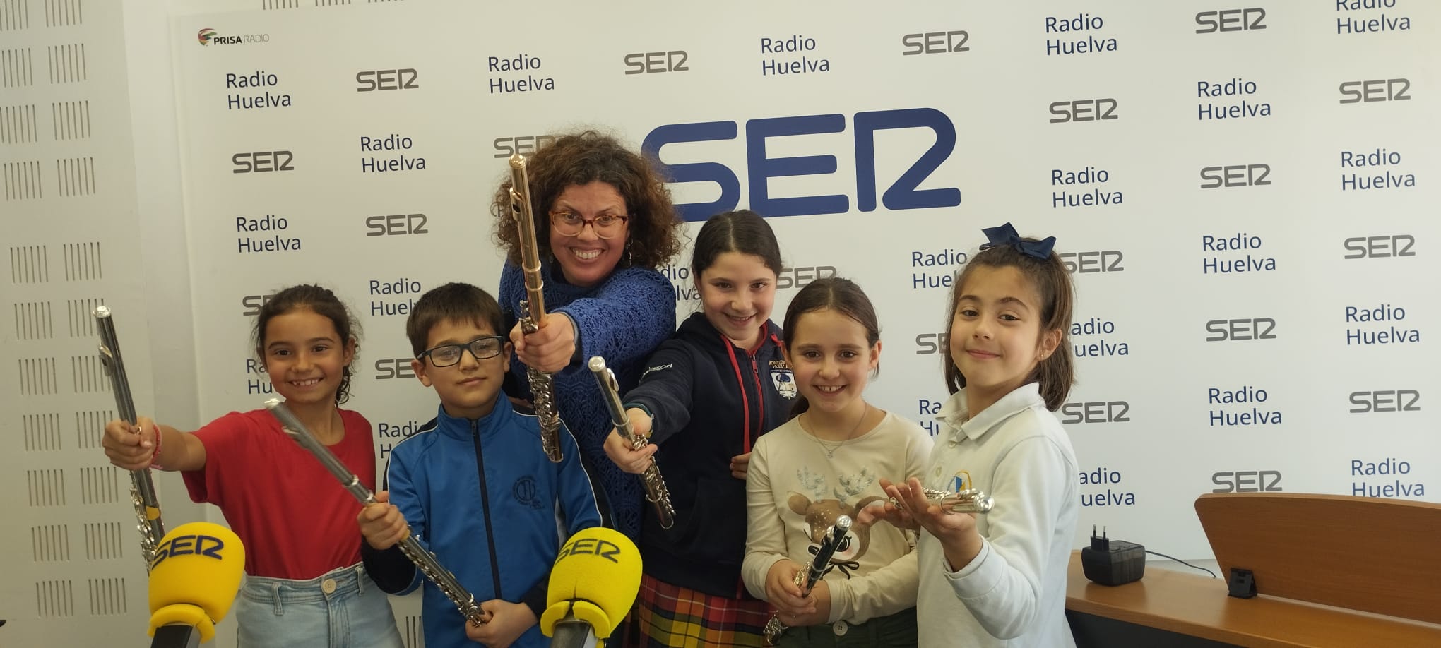 Los jóvenes flautistas del Conservatorio de Huelva: Lucas, Ángela, Mara, Paula y Candela, junto a su profesora de flauta María Barrio