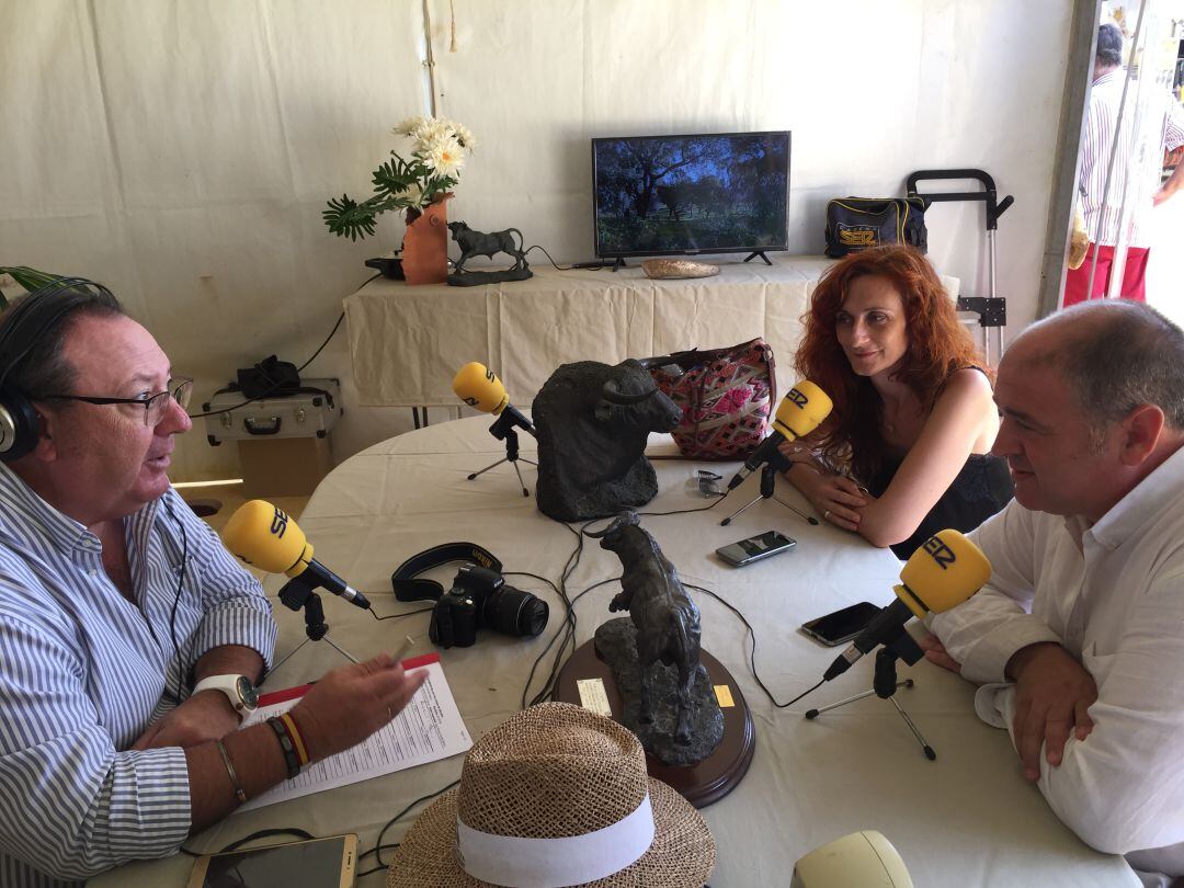 Un momento de nuestra conversación con Jorge Romero, alcalde de Los Barrios e Isabel Calvente, concejal de turismo.