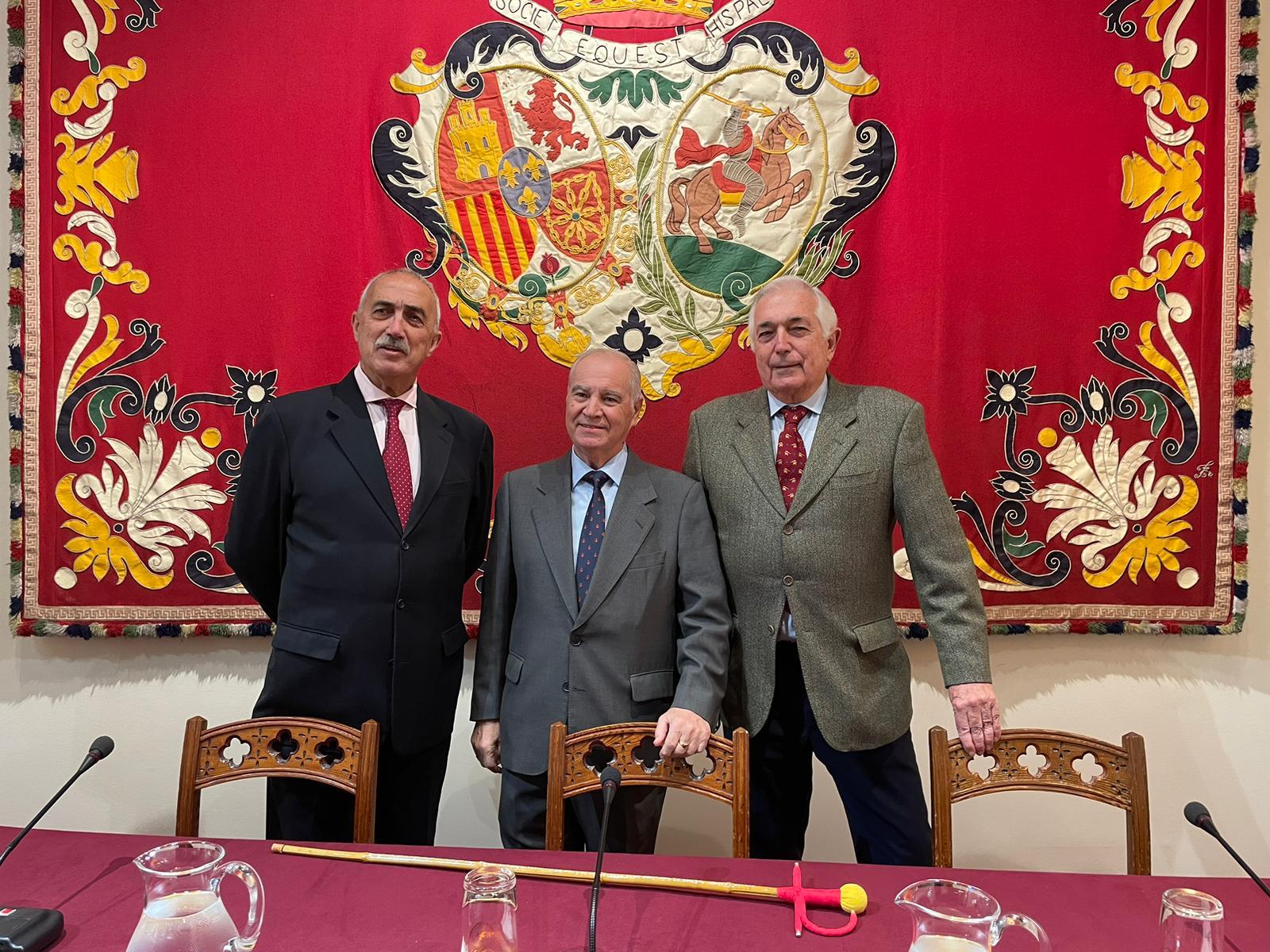 De izquierda a derecha, Santiago Sánchez Tráver, Eugenio Gil y Miguel Serrano, presidente del Aula Taurina