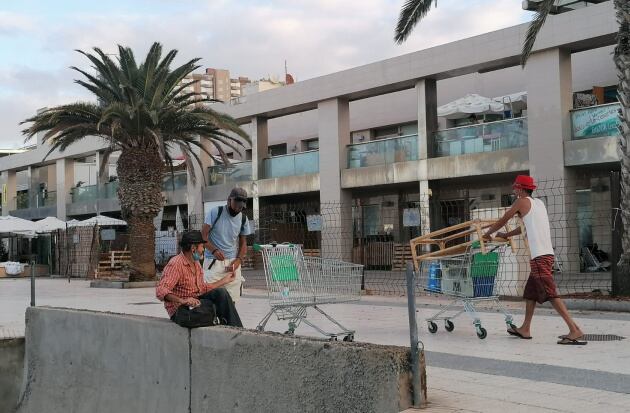 Un grupo de &#039;okupas&#039; recoge sus enseres antes de que llegue la Policía. Muchos no saben a dónde ir y se sientan en el paseo marítimo.