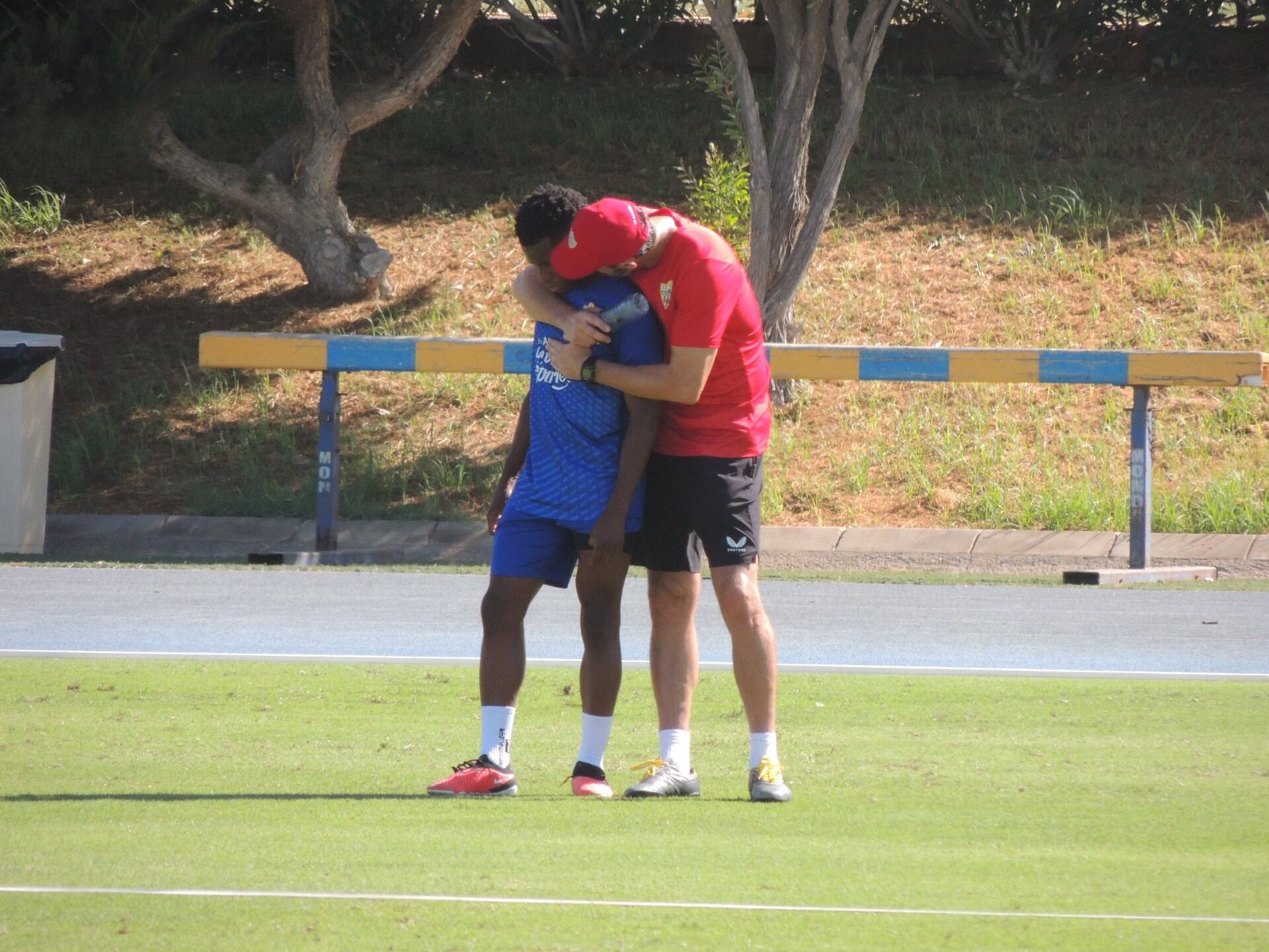 Vicente Moreno se abraza a Ramazani.