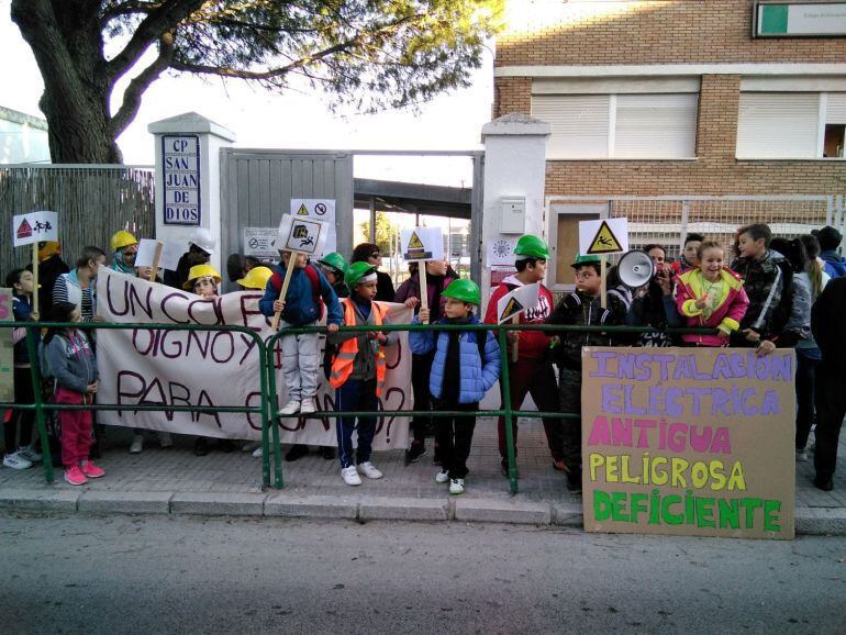 Protestas de alumnos del colegio San Juan de Dios exigiendo las mejoras en el comedor escolar que ahora se van a ejecutar