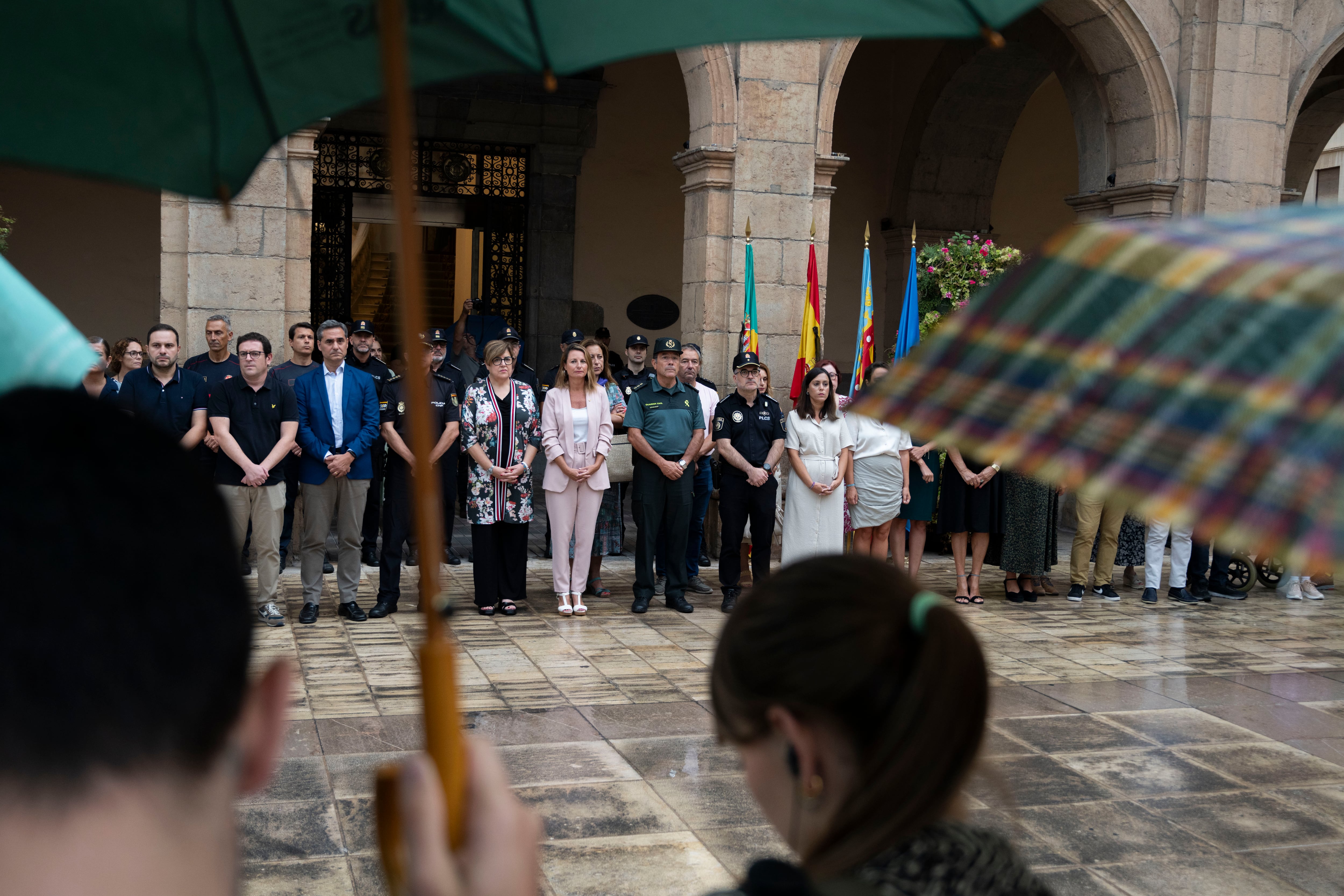 CASTELLÓN DE LA PLANA (CASTELLÓN), 04/09/2024.- Miembros del Ayuntamiento de Castellón así como organizaciones feministas se han concentrado frente a la puerta del Ayuntamiento en condena tras el asesinato machista de una mujer de 46 años en Castellón, cuya muerte eleva a 33 las víctimas mortales en España por la violencia de género durante 2024. EFE/Andreu Esteban
