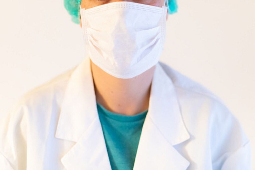 Médico con mascarilla