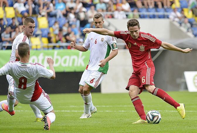 Saúl Ñíguez pelea por un balónE