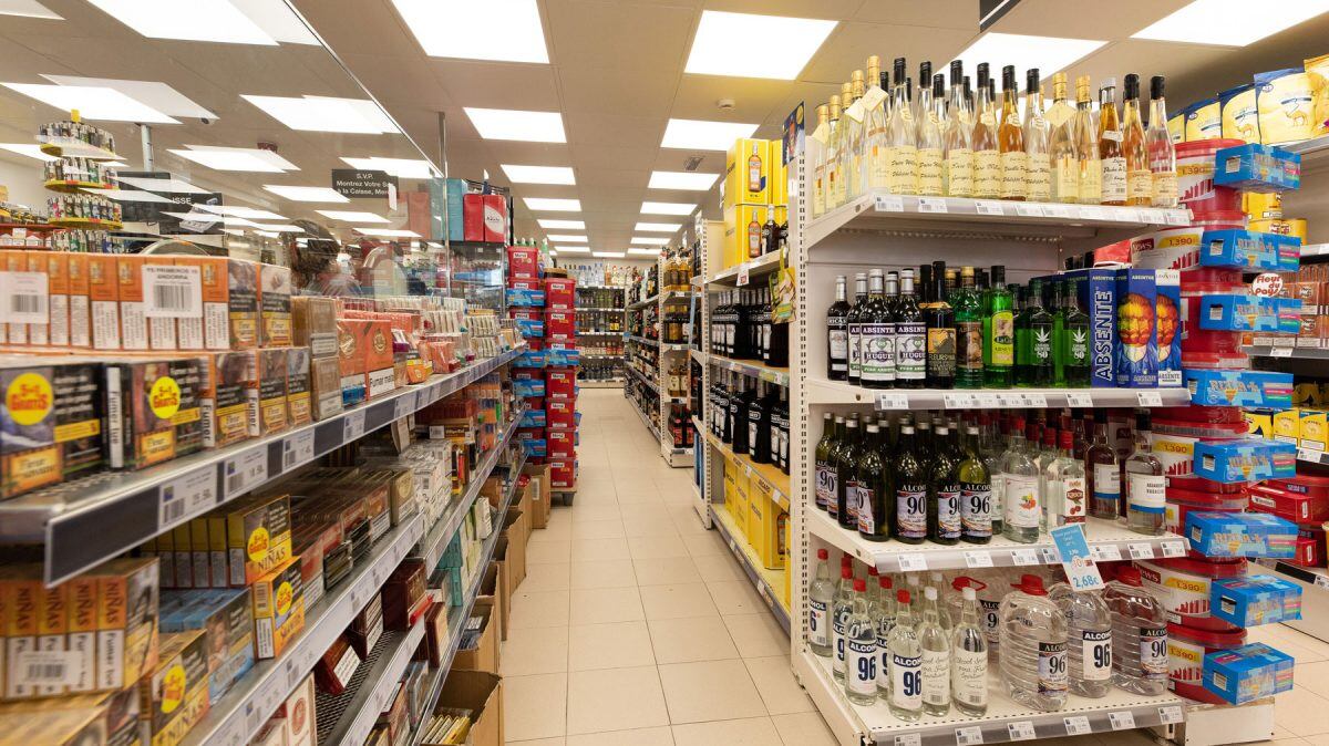 Tabac i begudes alcohòliques en un establiment del Pas de la Casa