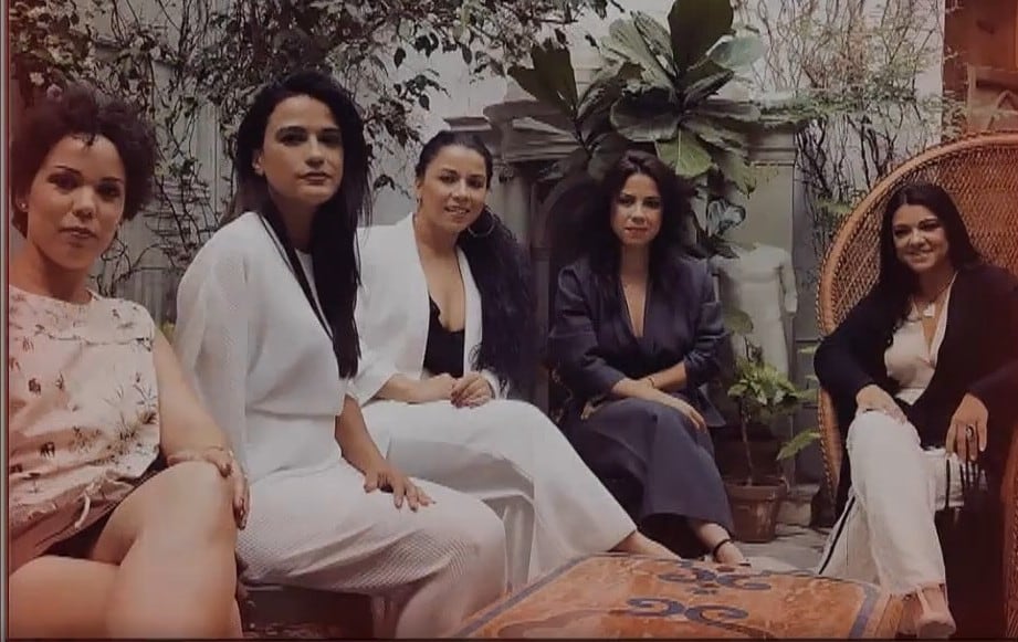 Marta Hidalgo, con sus hermanas.