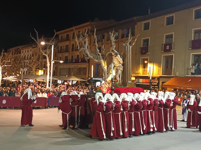 Momento de la procesión del paso "Jesús Atado a la Columna"