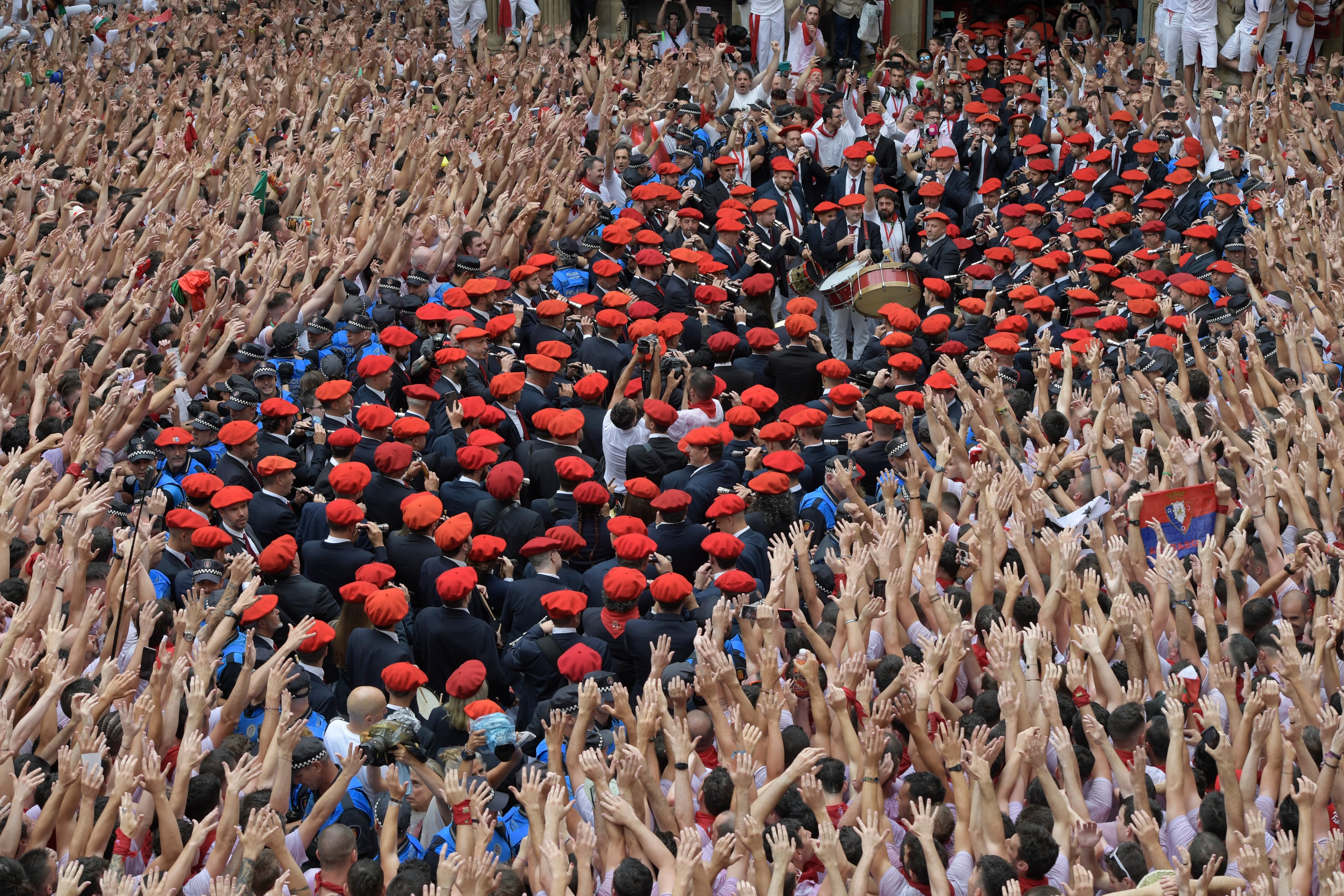 Policías locales abren un pasillo para los músicos entre los miles de personas que asisten al chupinazo que anuncia el inicio de los sanfermines 2023