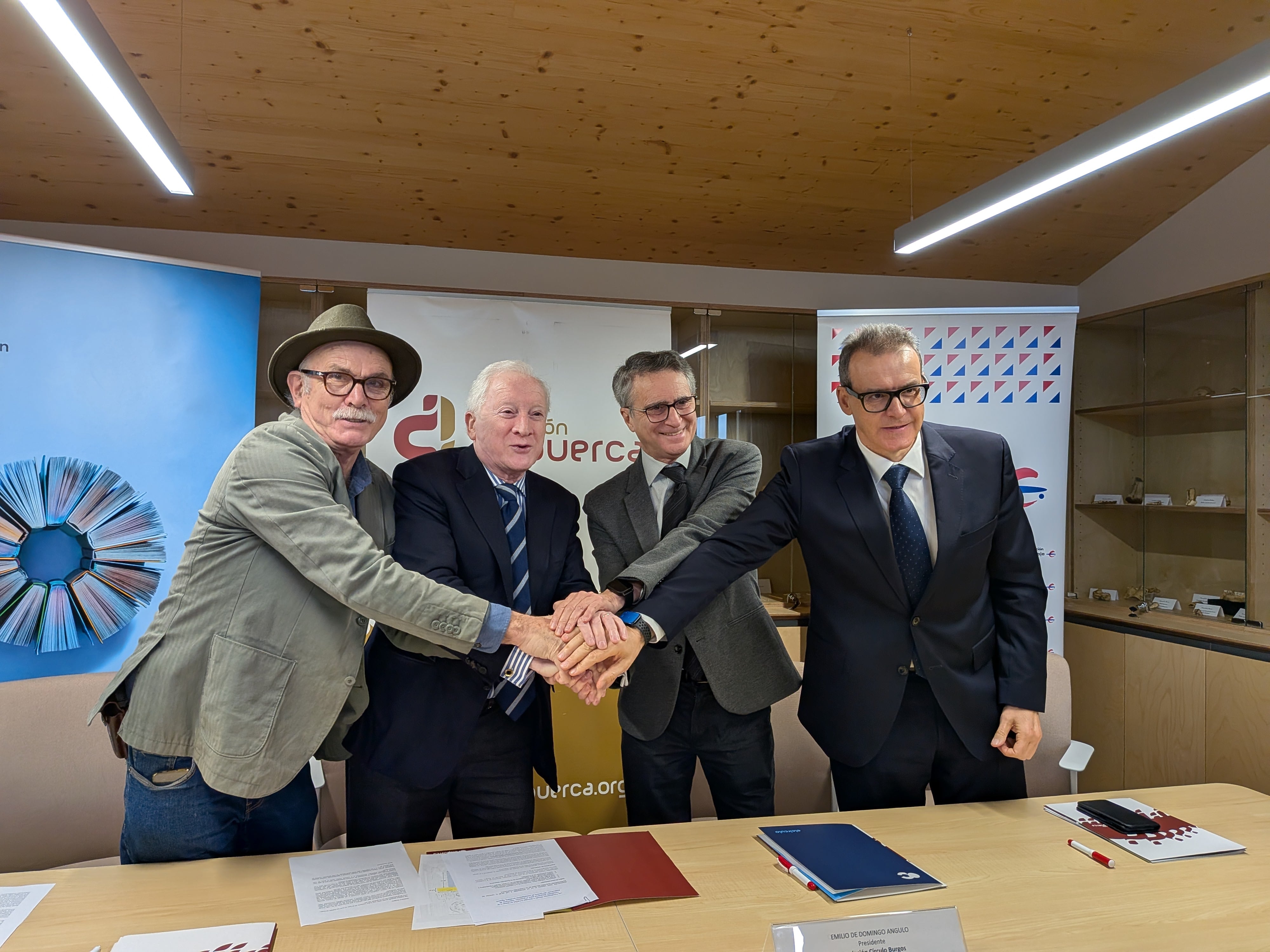 De izda. a dcha.: Eudald Carbonell, Méndez Pozo, Emilio de Domingo y José Ángel Pérez Álvarez, tras lam firma del convenio entre las fundaciones Atapuerca, Círculo e Ibercaja