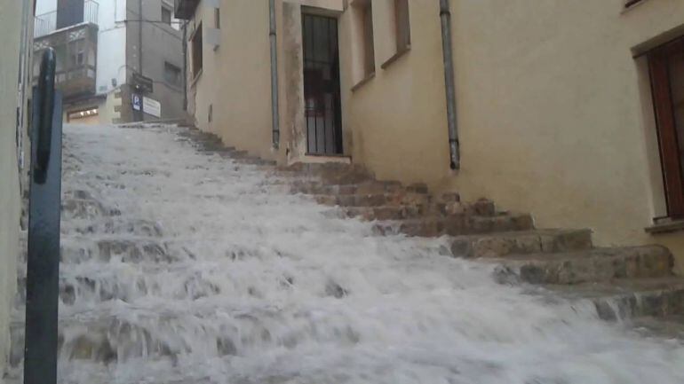 Imagen de archivo de una tromba de agua por una de las calles de Morella