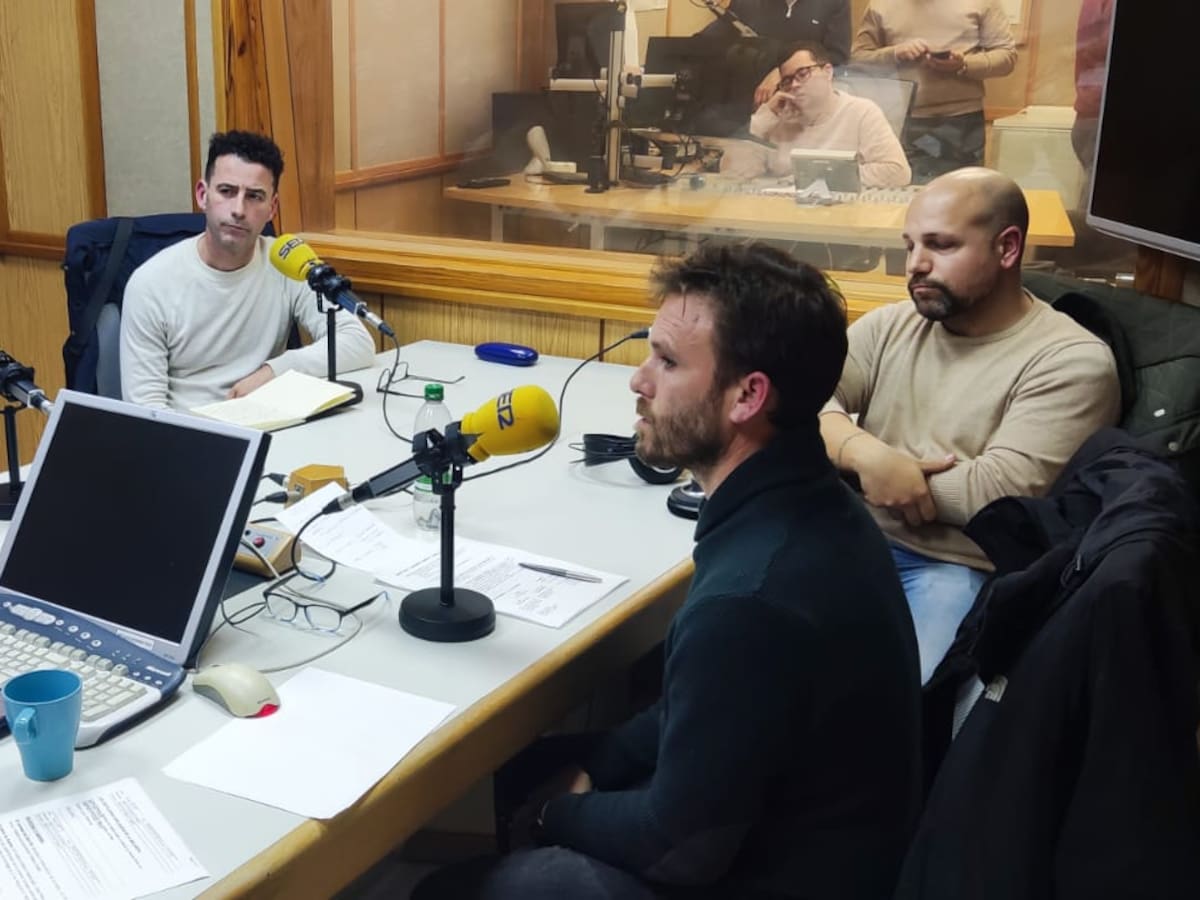 Los costaleros expulsados de La Macarena pasan este lunes por los micrófonos de Cruz de Guía