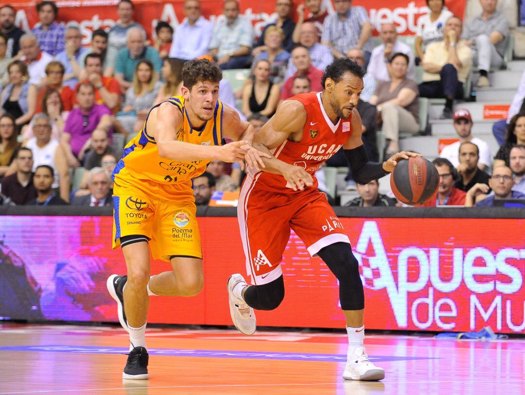 Sadiel Rojas con el balón