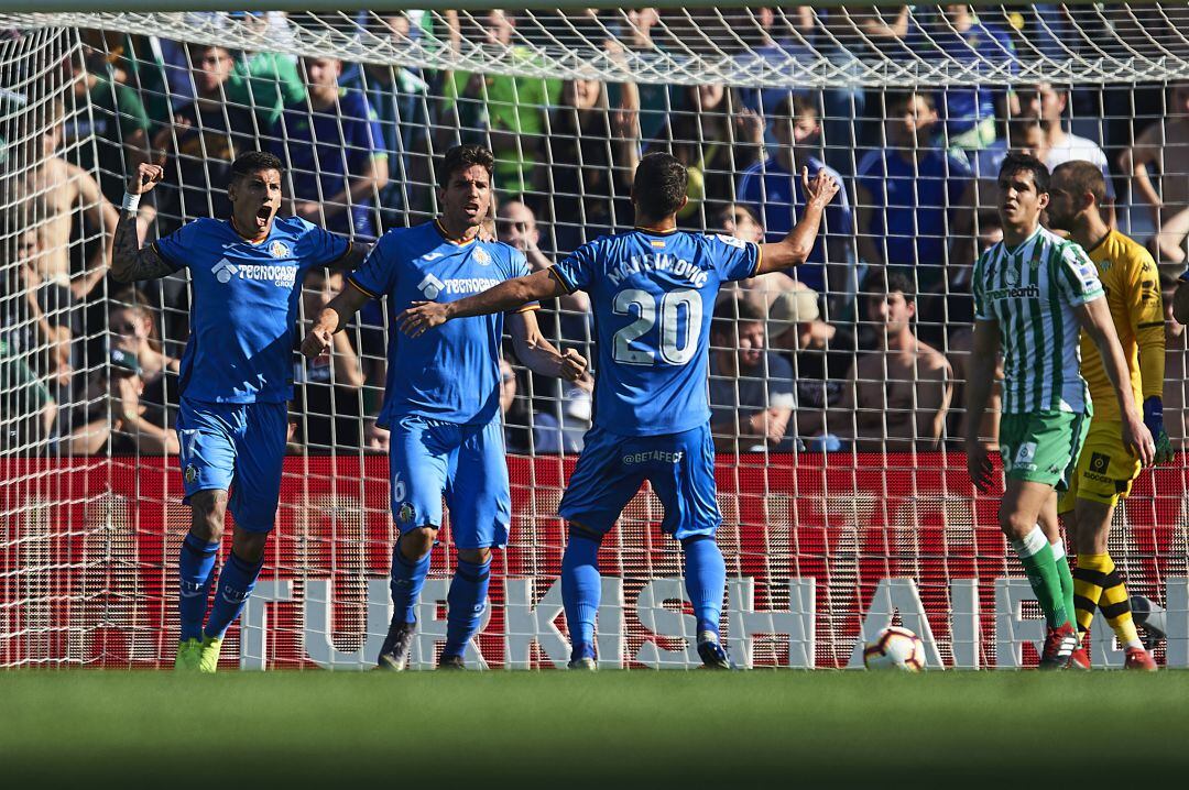 Cabrera es felicitado por Maksimovic (20) y Arambarri (i) tras anotar un gol frente al Real Betis en el partido de la pasada temporada en el Coliseum