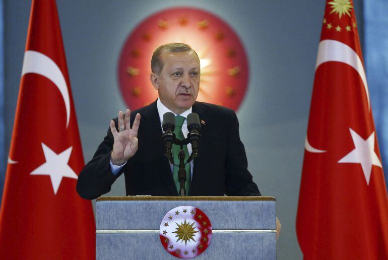 Fotografía cedida por la Oficina de Prensa del Presidente de Turquía, que muestra al presidente turco, Recep Tayyip Erdogan, habla durante un encuentro de la Plataforma Unidad Judicial en Ankara, Turquía. 