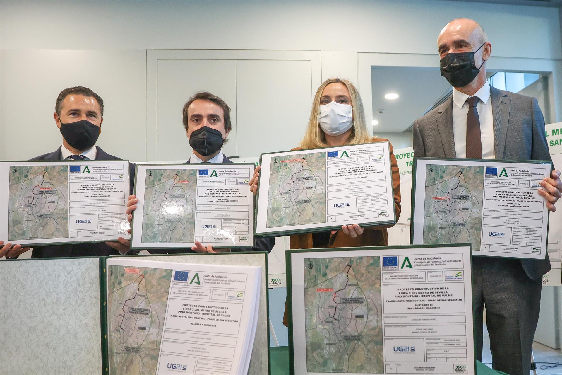 La consejera de Fomento, Infraestructuras y Ordenación del Territorio, Marifrán Carazo, junto con el alcalde de Sevilla, Antonio Muñoz, en la presentación del tramo norte de la línea 3 del Metro de Sevilla.