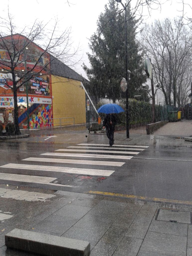 Un vianant a la capital, abans que la nevada cualli