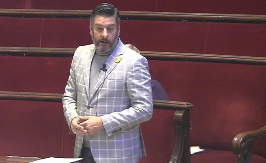 El concejal de Comercio, Carlos Galiana, en su primer pleno como portavoz de Compromís en el Ayuntamiento de València.