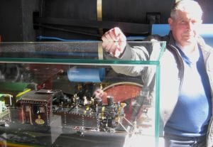 Roberto Alfonso posa al lado de una de sus creaciones