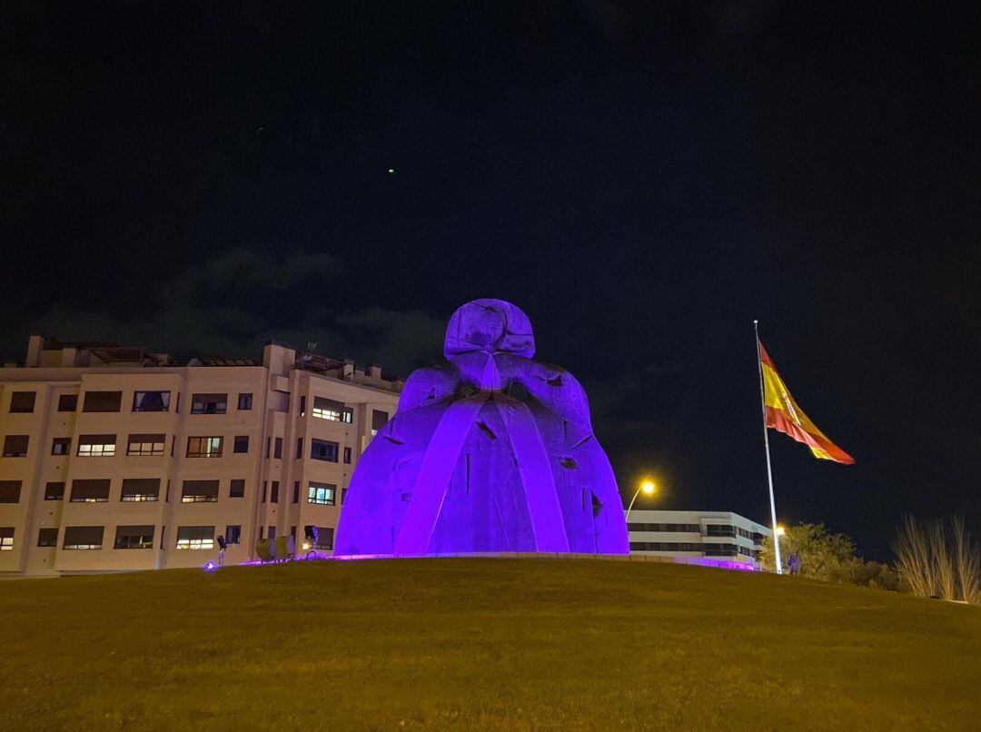 La Menina, principal símbolo de Alcobendas luce de morado por el 8M.