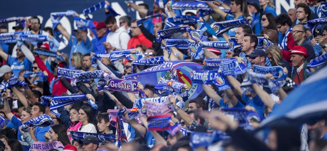 Aficionados del Getafe en las gradas del Coliseum