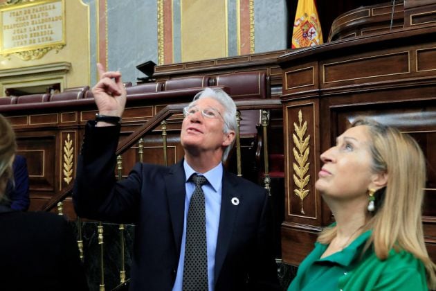 El actor estadounidense Richard Gere, junto a la presidenta del Congreso de los Diputados, Ana Pastor.