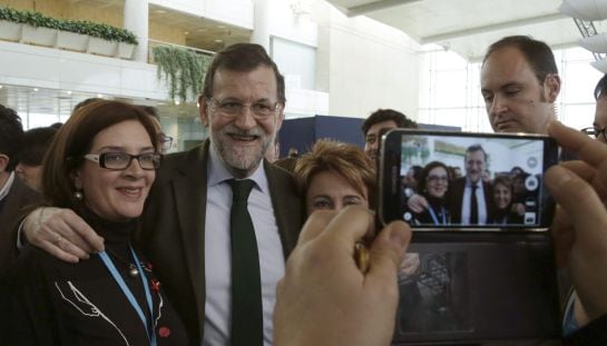 El presidente del Gobierno y del Partido Popular, Mariano Rajoy (c), ha posado con militantes de la formación