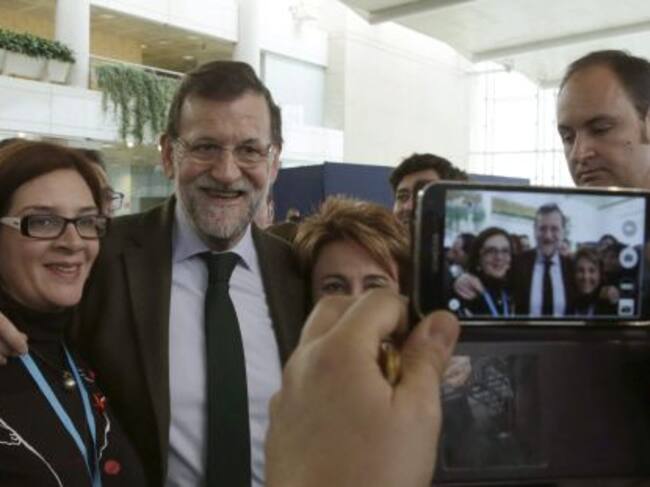 El presidente del Gobierno y del Partido Popular, Mariano Rajoy (c), ha posado con militantes de la formación