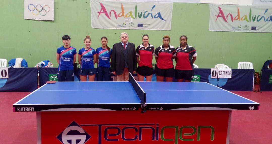 Huang, Rodríguez e Istrate (Izquierda) posan con el equipo de Rivas