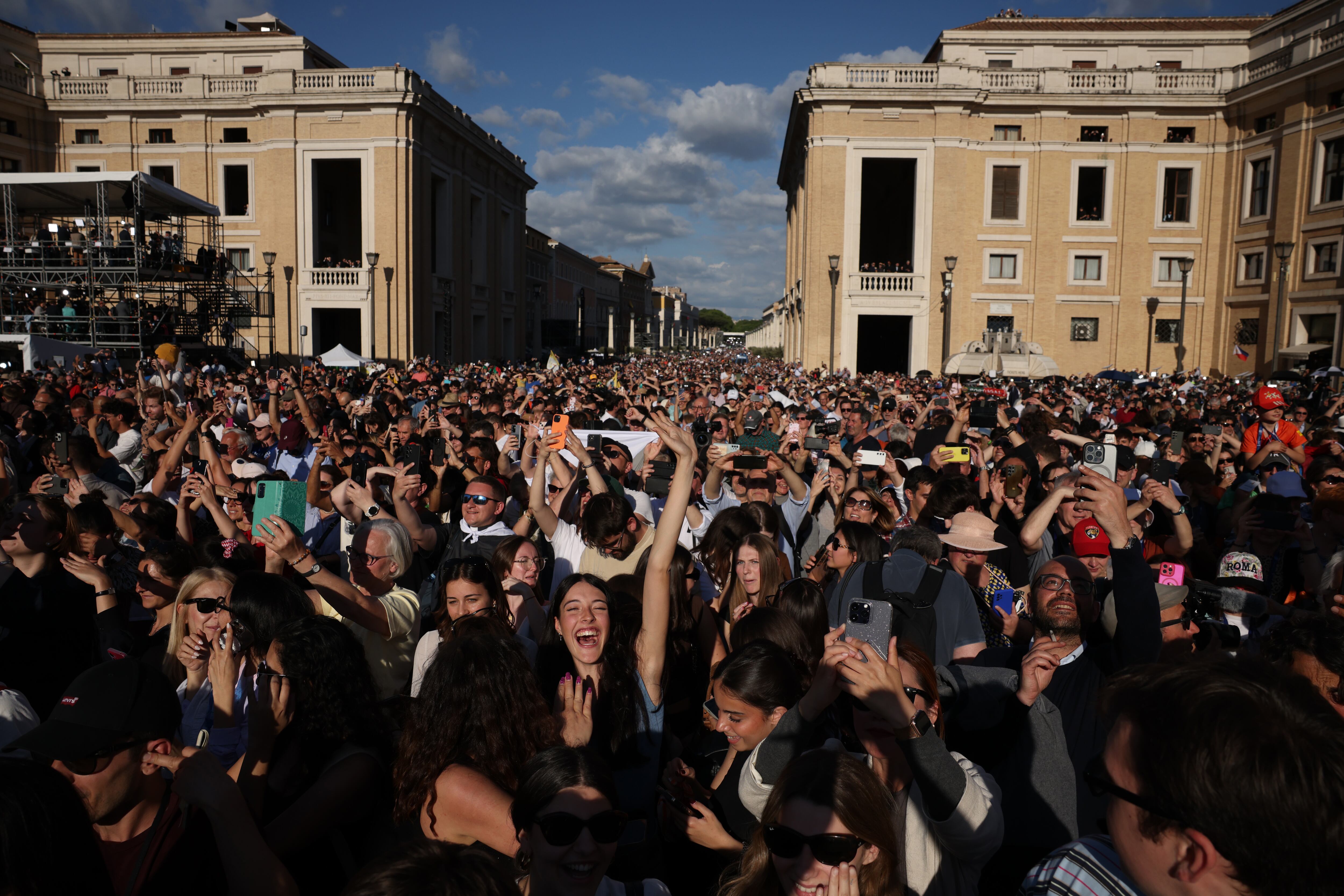 Una multitud de personas estalla de emoción tras la fumata blanca que anuncia que el cónclave ha elegido un nuevo papa.