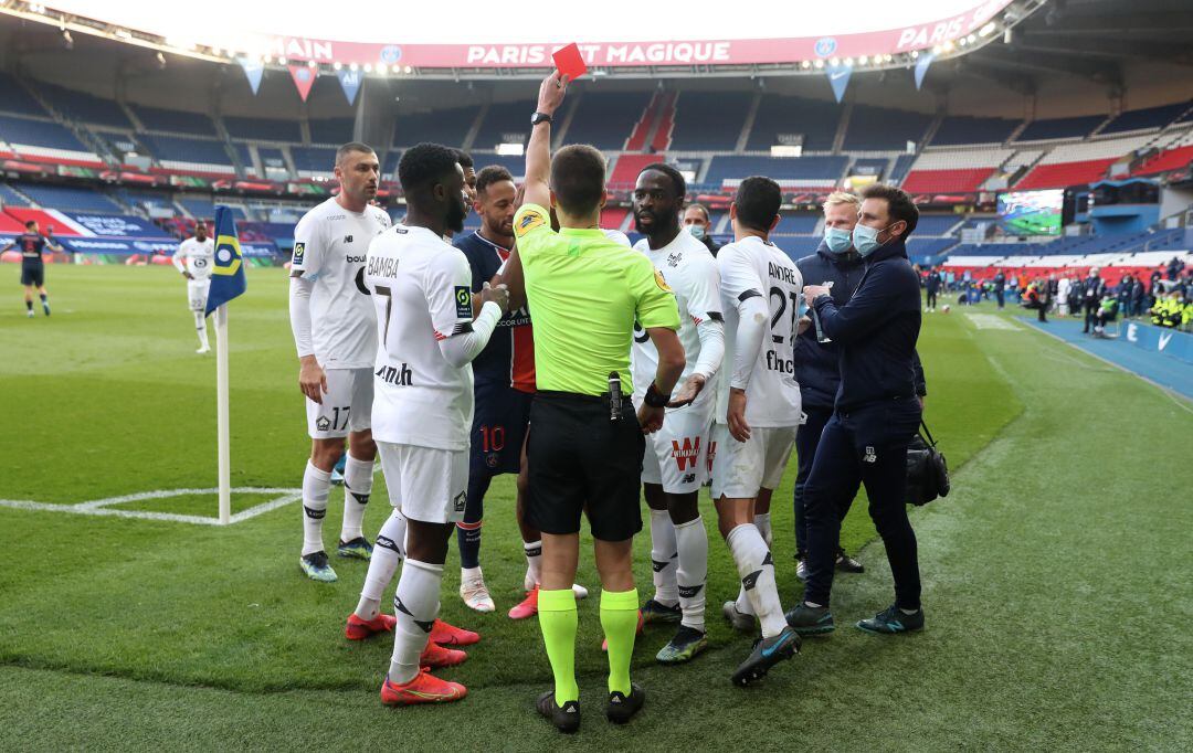 Momento en el que Neymar y Djalo ven la cartulina roja