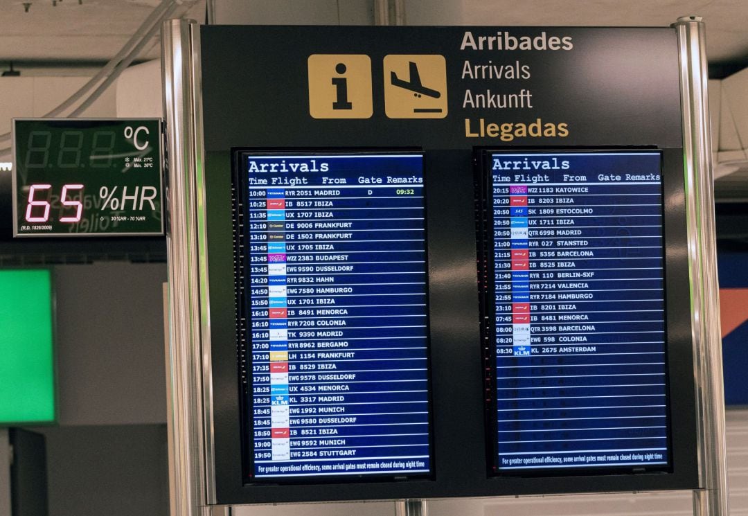 Paneles indican la llegada de vuelos en el Aeropuerto de Palma de Mallorca, este domingo, durante el primer día del fin del estado de alarma